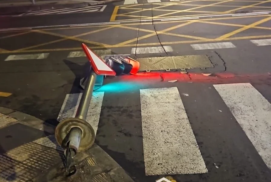 Un semáforo cae en la capital tinerfeña por el fuerte viento. Imagen Ayuntamiento de Santa Cruz de Tenerife