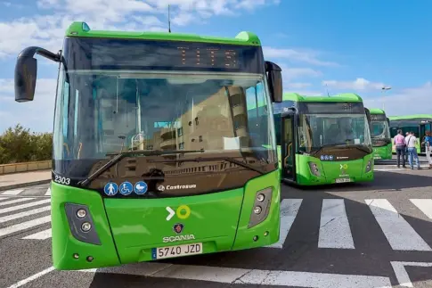 Titsa aplicará el cambio de hora en sus servicios a partir de este domingo