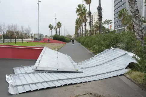 Muere una mujer por la caída del techo de una nave industrial en Barcelona por el temporal