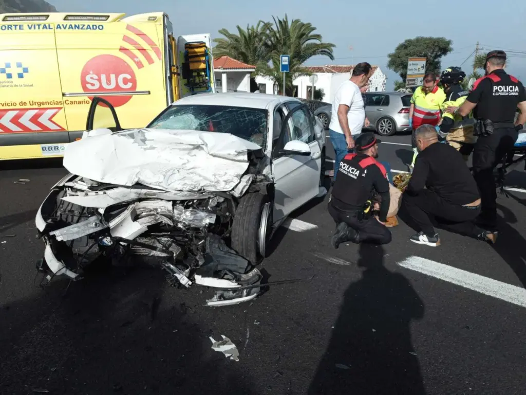 Tres heridos, entre ellos una menor en estado grave, tras una colisión frontal en Tenerife