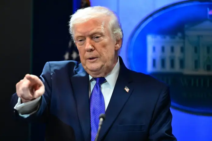 El caso es que si bien el Supremo invalidó el efecto de los aranceles originales bajo esa ley, Trump ha ordenado estos nuevos gravámenes