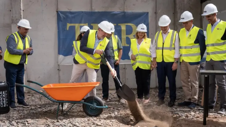El Gobierno de Canarias pone la primera piedra para la construcción de 77 viviendas en La Oliva