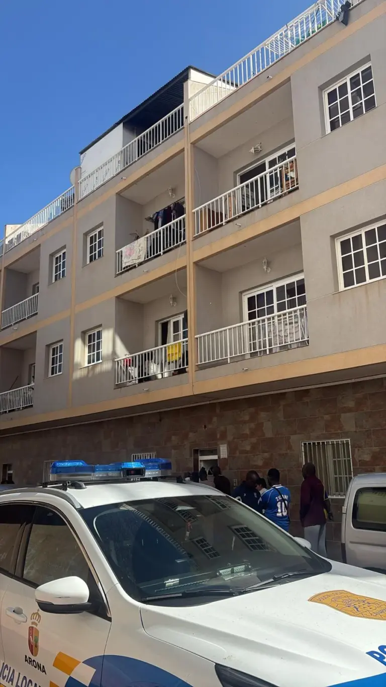 Un incendio afecta a cuatro personas en un edificio de viviendas en Arona