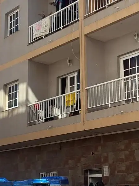 Un incendio en un edificio de viviendas en Arona alerta a los vecinos