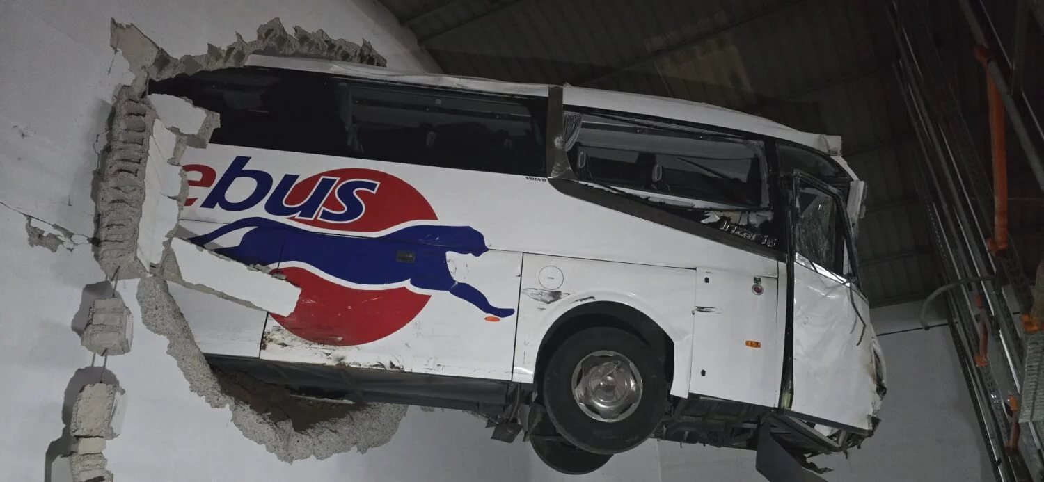 Una colisión entre dos guaguas provoca daños materiales y obliga a desalojar una nave en Arrecife