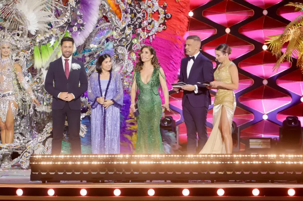 La Gala de la Reina del Carnaval de Las Palmas de Gran Canaria logra su mejor cuota en 20 años con un 25,4%. En la imagen de izquierda a derecha, el concejal de Fiestas del Ayuntamiento de Las Palmas de Gran Canaria, Alexis Javier Rodríguez Suárez, la alcaldesa de Las Palmas de Gran Canaria, Carolina Darias, y los presentadores, y Nayra Santana, Dani Calero y Catha González. Foto de Gerardo Ojeda/RTVC