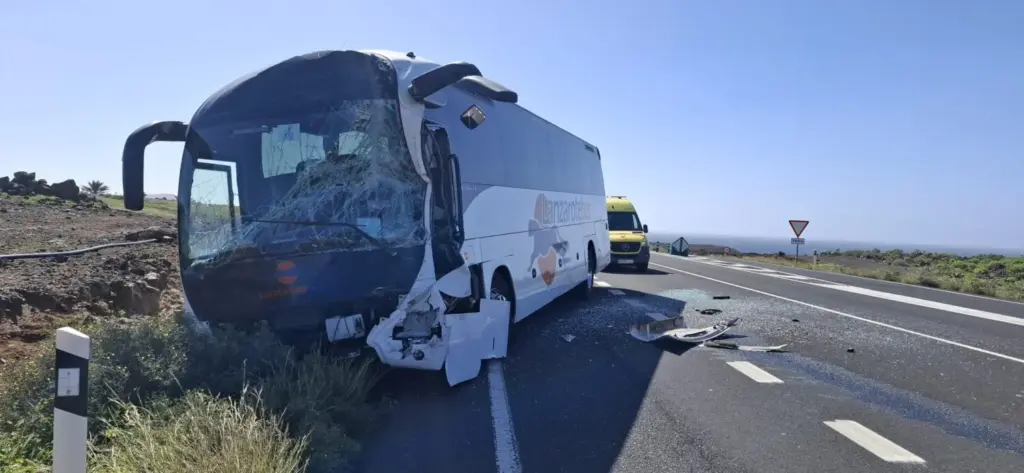Grave accidente entre tres guaguas en una carretera de Lanzarote