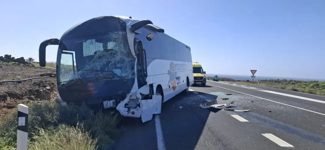 Grave accidente entre tres guaguas en una carretera de Lanzarote