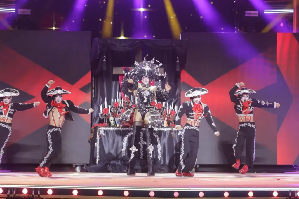 Drag Avalon (Osvaldo Cabrera Rocha) con un diseño de José Carmona y del drag: «Mira en lo que te has convertido»