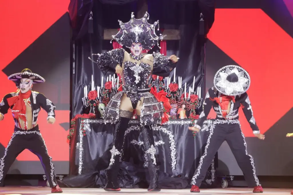 Drag Avalon (Osvaldo Cabrera Rocha) con un diseño de José Carmona y del drag: «Mira en lo que te has convertido»