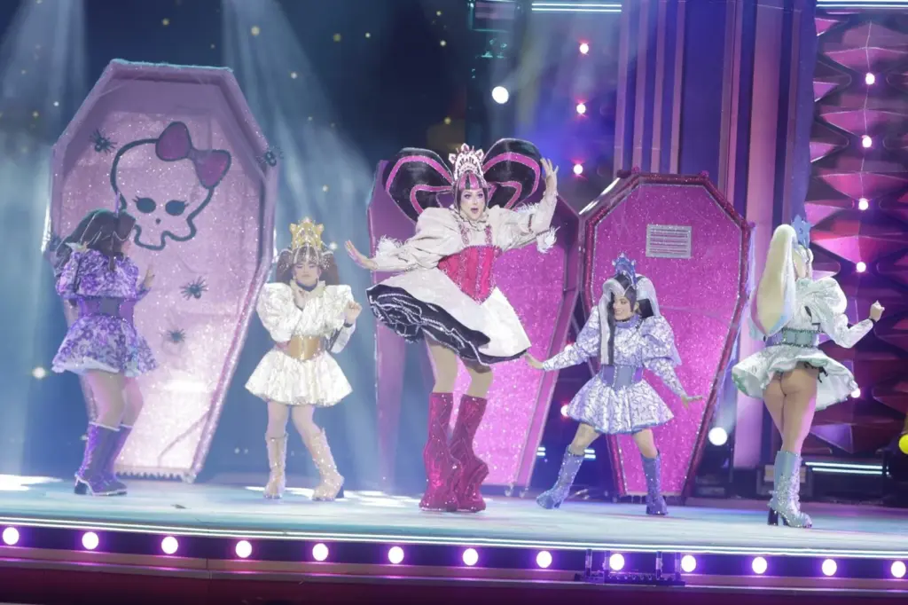 Drag Ego (Daniel Hernández Rodríguez) con un diseño de Kilian Betancor Falcón: «¡Ay chiquillas! No me hagan reír, que no es lo mismo TDH que HDMI». Clínica Dental Tirma López, Distinto Pub Musical y CVision