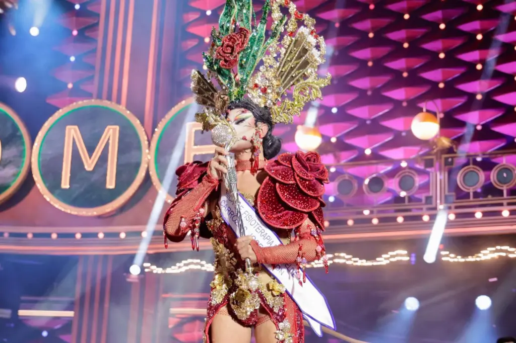 Drag La Tacones con su premio. Foto: Gerardo Ojeda