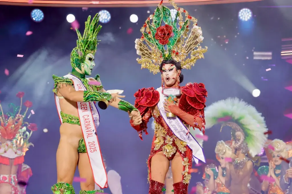 Drag La Tacones con su premio. Foto: Gerardo Ojeda