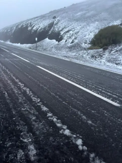 Cortados al tráfico los accesos al Teide por La Orotava y La Esperanza por placas de hielo en las vías