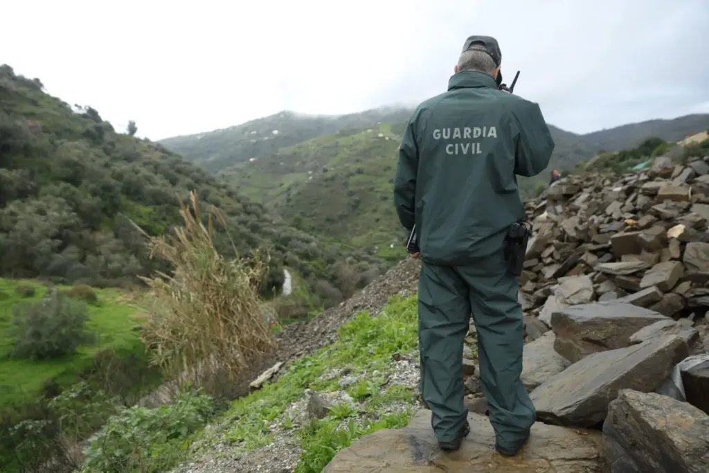 La Guardia Civil continúa la búsqueda de una mujer desaparecida en Sayalonga (Málaga), en donde este jueves siguen desalojadas más de 3.500 personas