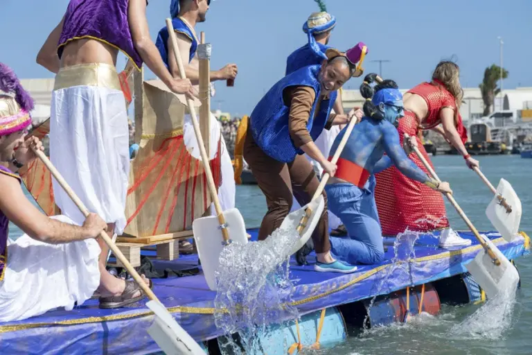 Puerto del Rosario vuelve a llenarse de ingenio, color y tradición con la Regata de Achipencos 