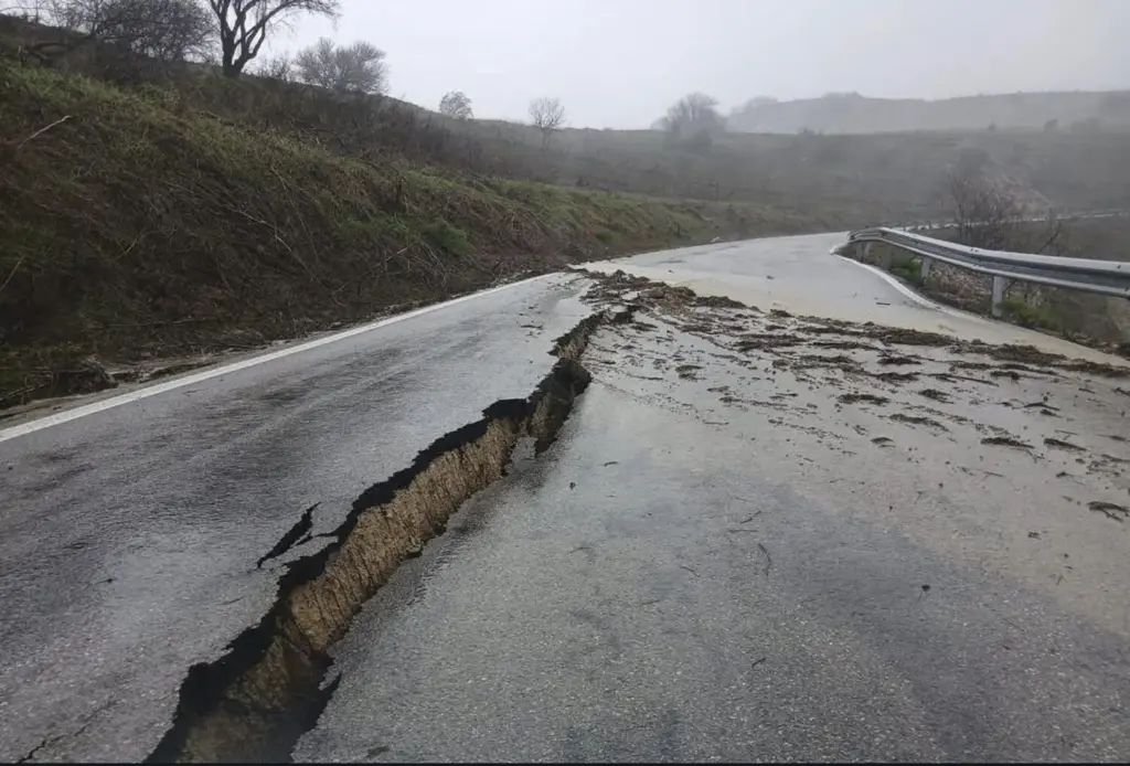 Carretera MA-7402 pk 10 en Acinipo con daños por el temporal. El paso de la borrasca Leonardo por España ha ocasionado este miércoles en Andalucía el desalojo de más de 3.500 personas y el corte de 52 carreteras