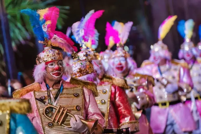 El desfile dio comienzo a las 19:30 horas y discurrió por el tradicional recorrido, que incluyó lugares tan emblemáticos de la capital como la plaza República Dominicana