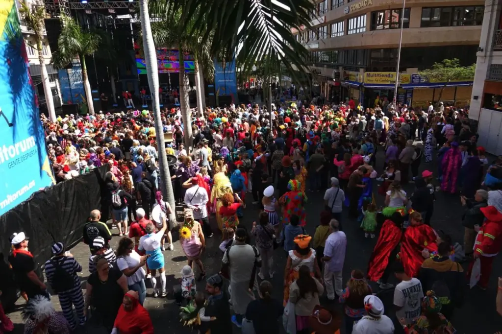 Más de 300.000 personas, según el Ayuntamiento de Santa Cruz de Tenerife han salido a la calle en el primer Carnaval de Día