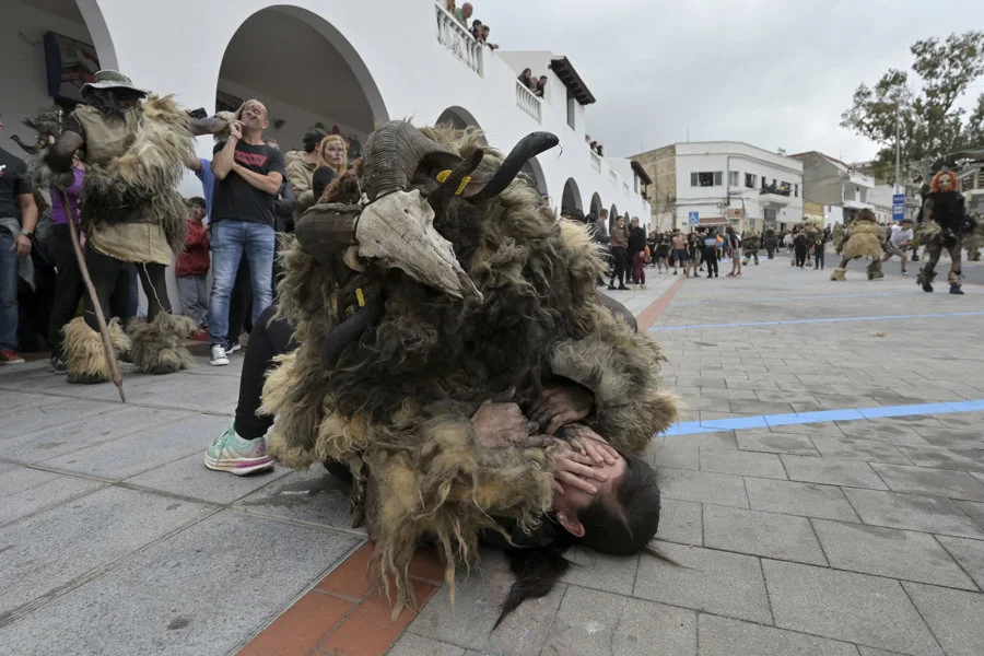 Imagen de Los Carneros de Tigaday, hoy domingo en las calles de La Frontera, donde unos 65 ataviados con zaleas y cornamentas de carnero participaron en esta fiesta declarada Bien de Interés Cultural. EFE/ Gelmert Finol
