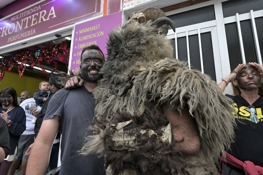 El betún ha sido protagonista entre sustos y risas en las carreras de los Carneros de Tigaday / EFE/ Gelmert Finol