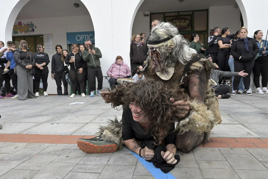 El betún ha sido protagonista entre sustos y risas en las carreras de los Carneros de Tigaday / EFE/ Gelmert Finol