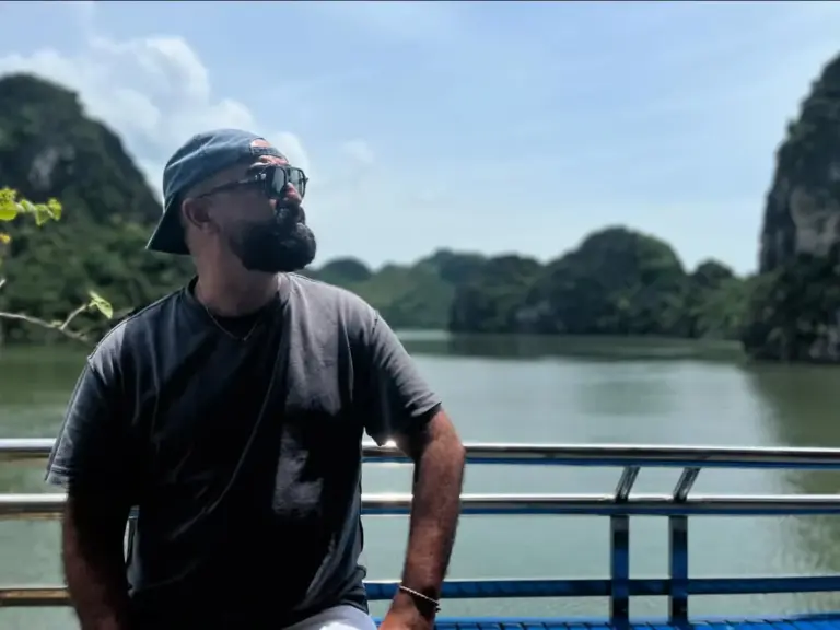 César Armas: “La felicidad isleña tiene que ver con el ritmo que marca la orilla”