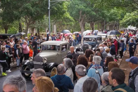 Una treintena de coches antiguos recorrieron las calles de Santa Cruz de Tenerife este Domingo de Piñata
