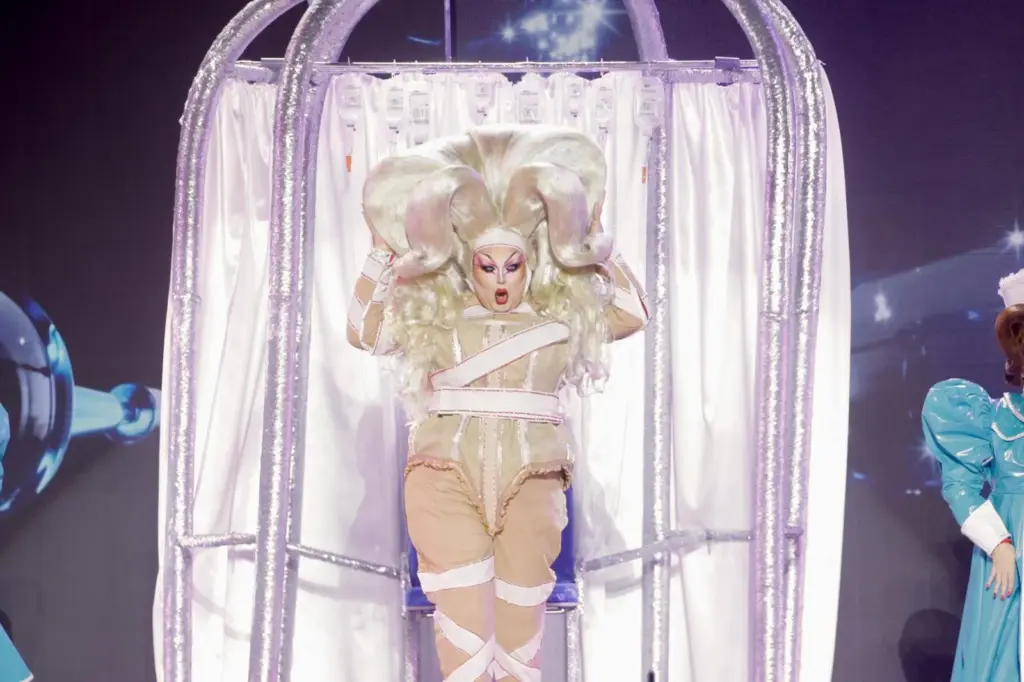 Drag Avalon (Osvaldo Cabrera Rocha) con un diseño de José Carmona y del drag: «Mira en lo que te has convertido»