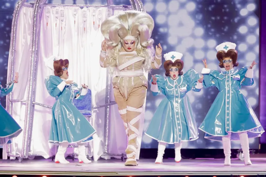 Drag Avalon (Osvaldo Cabrera Rocha) con un diseño de José Carmona y del drag: «Mira en lo que te has convertido»