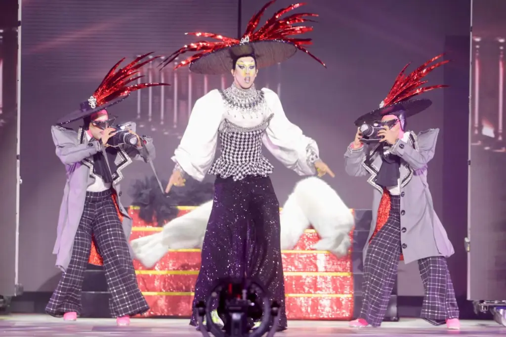 Drag Ego (Daniel Hernández Rodríguez) con un diseño de Kilian Betancor Falcón: «¡Ay chiquillas! No me hagan reír, que no es lo mismo TDH que HDMI». Clínica Dental Tirma López, Distinto Pub Musical y CVision