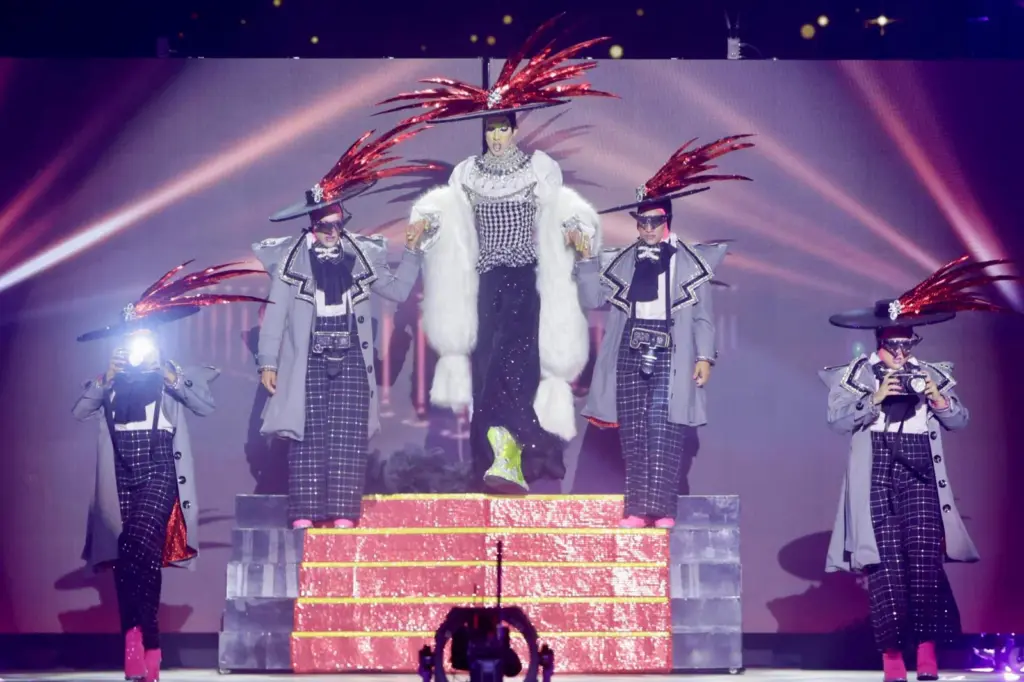 Drag Ego (Daniel Hernández Rodríguez) con un diseño de Kilian Betancor Falcón: «¡Ay chiquillas! No me hagan reír, que no es lo mismo TDH que HDMI». Clínica Dental Tirma López, Distinto Pub Musical y CVision