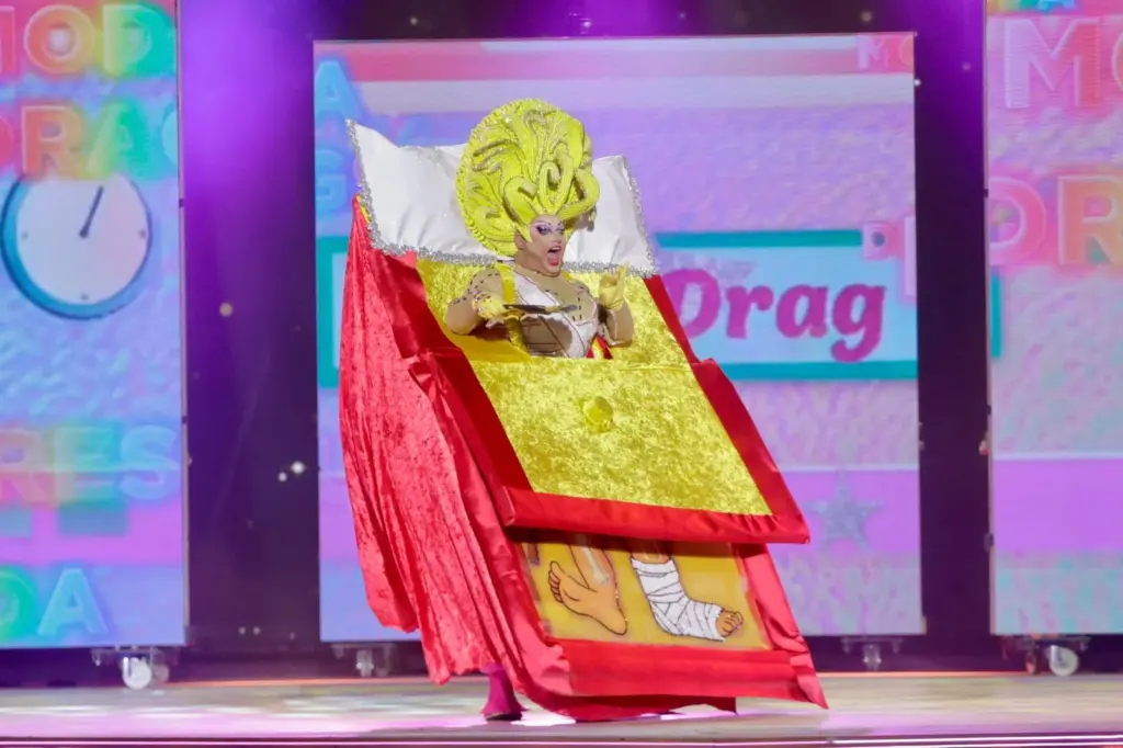 Drag Sequins (Samuel José Torres Ojeda) con un diseño de Josep Lopez Martí: «Lo que el bisturí se llevó... hoy estoy más estirá que un chicle». Excmo. Ayuntamiento de Arucas, Vervia Asesores y Carrozas José Halcón