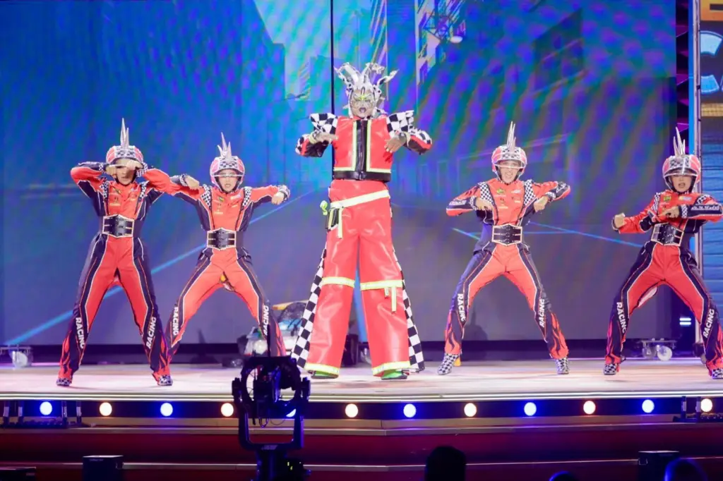 Drag Vilanz (Andrés González Nieves) con un diseño de Josep Lopez Martí: «La fama lo es todo, hasta que te consume».