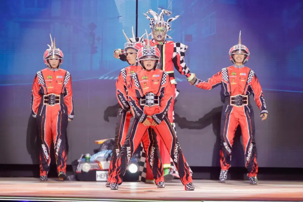 Drag Vilanz (Andrés González Nieves) con un diseño de Josep Lopez Martí: «La fama lo es todo, hasta que te consume».