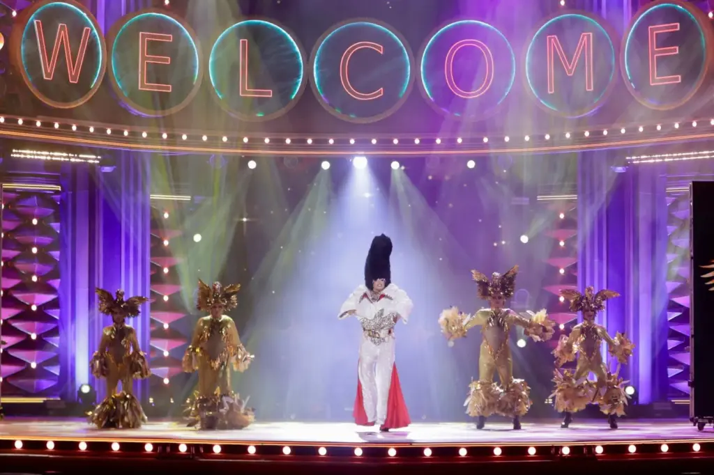 Drag Ácrux (Neftalí Betancor Rodríguez) con un diseño del drag: «Quien no arriesga no gana... ¿Y tú apuestas por mí?». Foto: Gerardo Ojeda