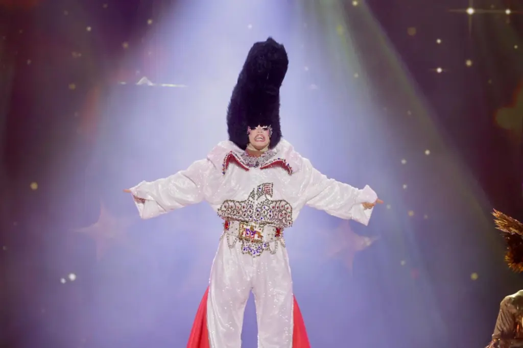 Drag Ácrux (Neftalí Betancor Rodríguez) con un diseño del drag: «Quien no arriesga no gana... ¿Y tú apuestas por mí?». Foto: Gerardo Ojeda