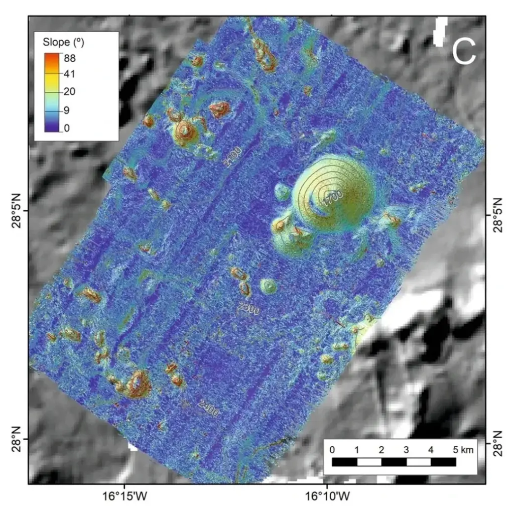 Batimetrías del volcán de Enmedio y su entorno, publicadas por los autores de la investigación en la revista 'Bulletin of Vulganology' bajo licencia Creative Commons. EFE
