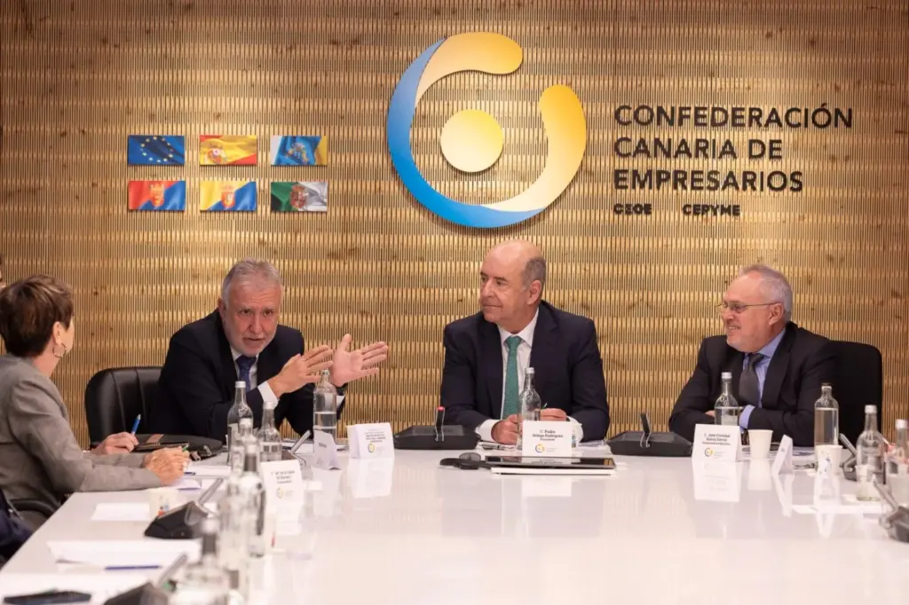 Reunión del secretario general del PSOE Canarias, Ángel Víctor Torres, con la Confederación Canaria de Empresarios (CCE), en Las Palmas de Gran Canaria