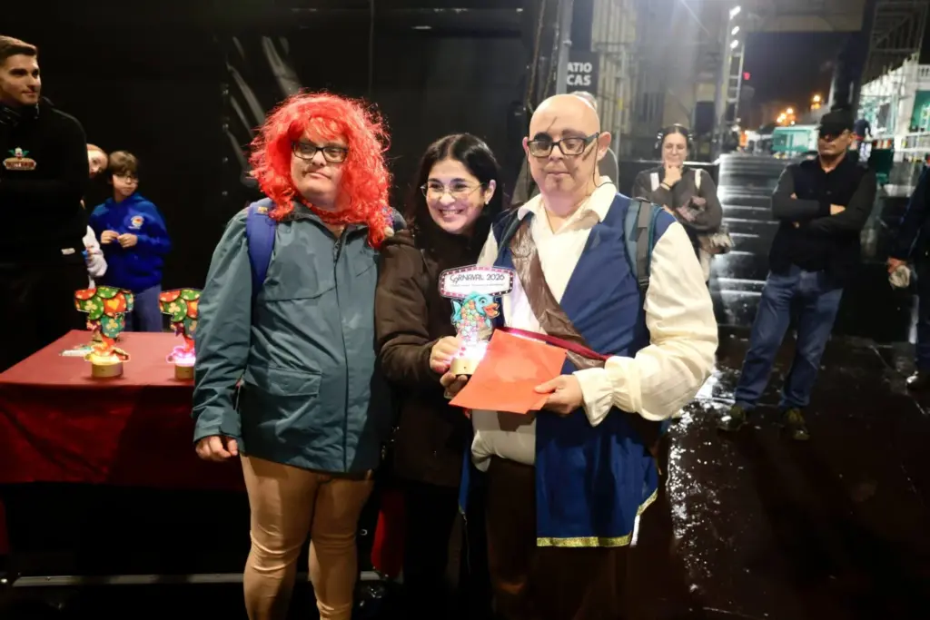 Carolina Darias con algunos de los premiados en la Gala de la Integración del Carnaval de Las Palmas de Gran Canaria