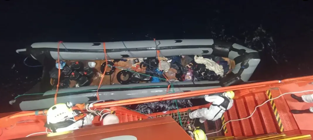 Rescatan al sur de Gran Canaria a 21 personas que iban en una neumática a la deriva