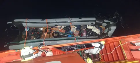 Rescatan al sur de Gran Canaria a 21 personas que iban en una neumática a la deriva