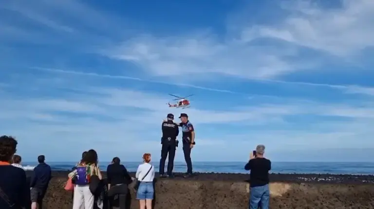 Buscan a un parapentista que cayó al mar en Puerto de la Cruz