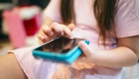 «La prohibición del uso de redes a menores también vulnera sus derechos».