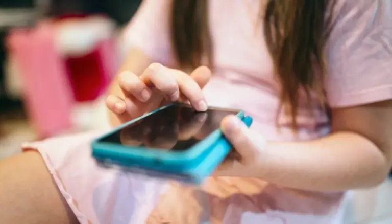 «La prohibición del uso de redes a menores también vulnera sus derechos».