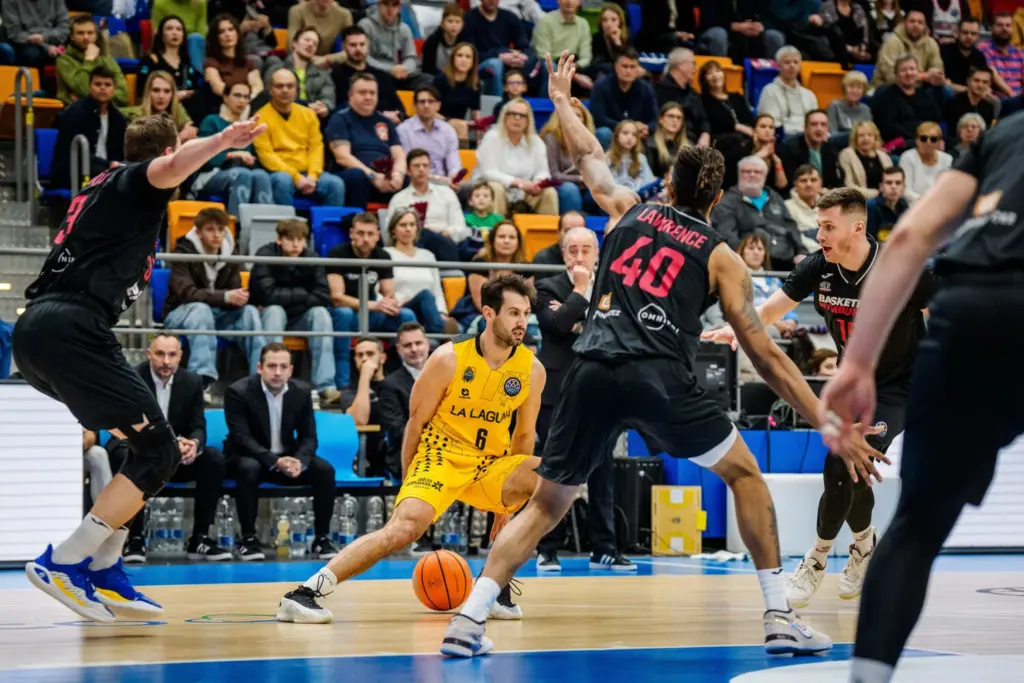 55-69. El Tenerife suma una victoria de prestigio ante el Era Nymburk