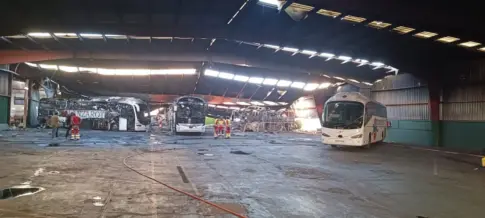 Extinguido el incendio que calcinó varias guaguas en Lanzarote