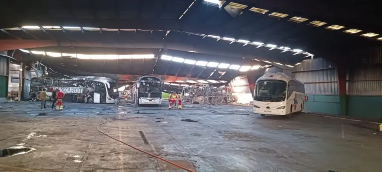 Extinguido el incendio que calcinó varias guaguas en Lanzarote