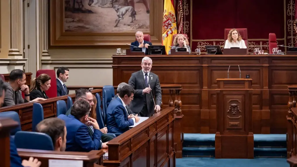 El presidente canario, Fernando Clavijo, en el pleno del Parlamento este martes, 10 de febrero. Imagen Gobierno de Canarias