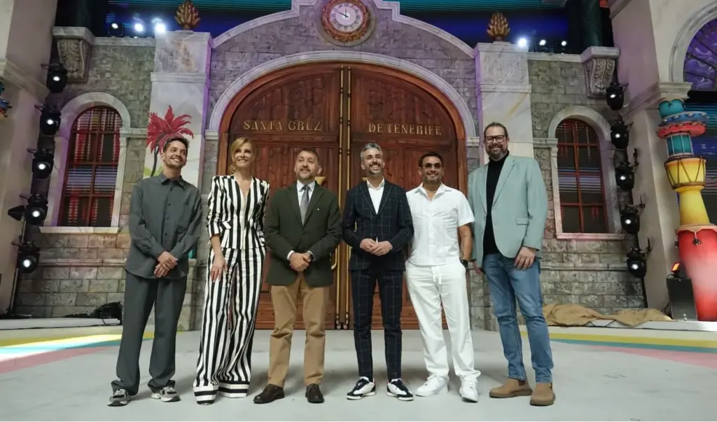 Alexis Hernández (1d) y Paula Vázquez (2i) posan junto al Alcalde de Santa Cruz de Tenerife (c) y el concejal de Fiestas (3d). También en la presentación de la Gala han estado el director de la gala, Daniel Pagés (1i) y el cantante Manny Manuel (2d) que también actuará en el espectáculo / Ayuntamiento de Santa Cruz de Tenerife 